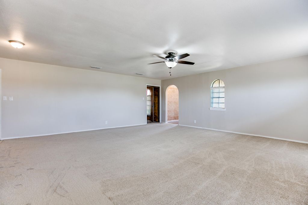Image 10 of property listing at 207 Briarwood Drive, Bronte, TX 76933