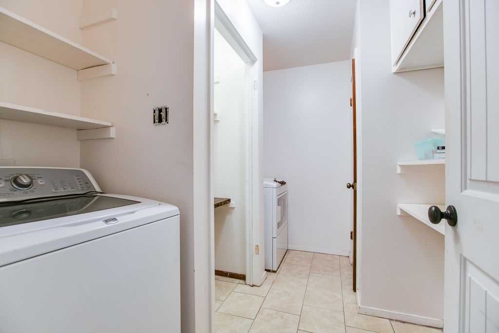 Image 11 of property listing at 207 Briarwood Drive, Bronte, TX 76933