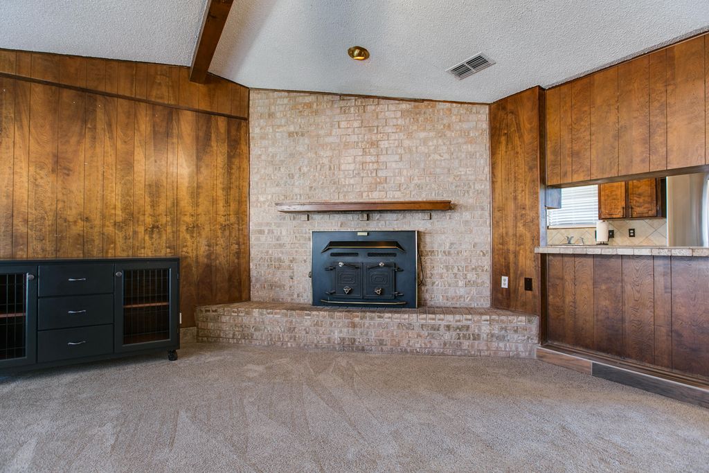 Image 13 of property listing at 207 Briarwood Drive, Bronte, TX 76933