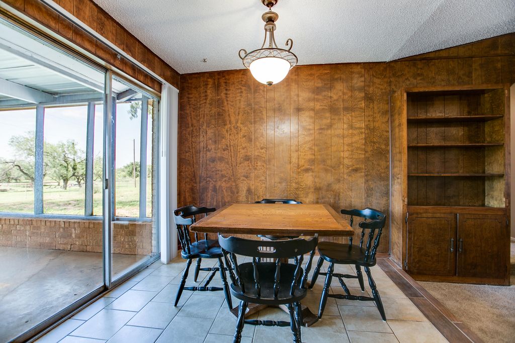 Image 17 of property listing at 207 Briarwood Drive, Bronte, TX 76933