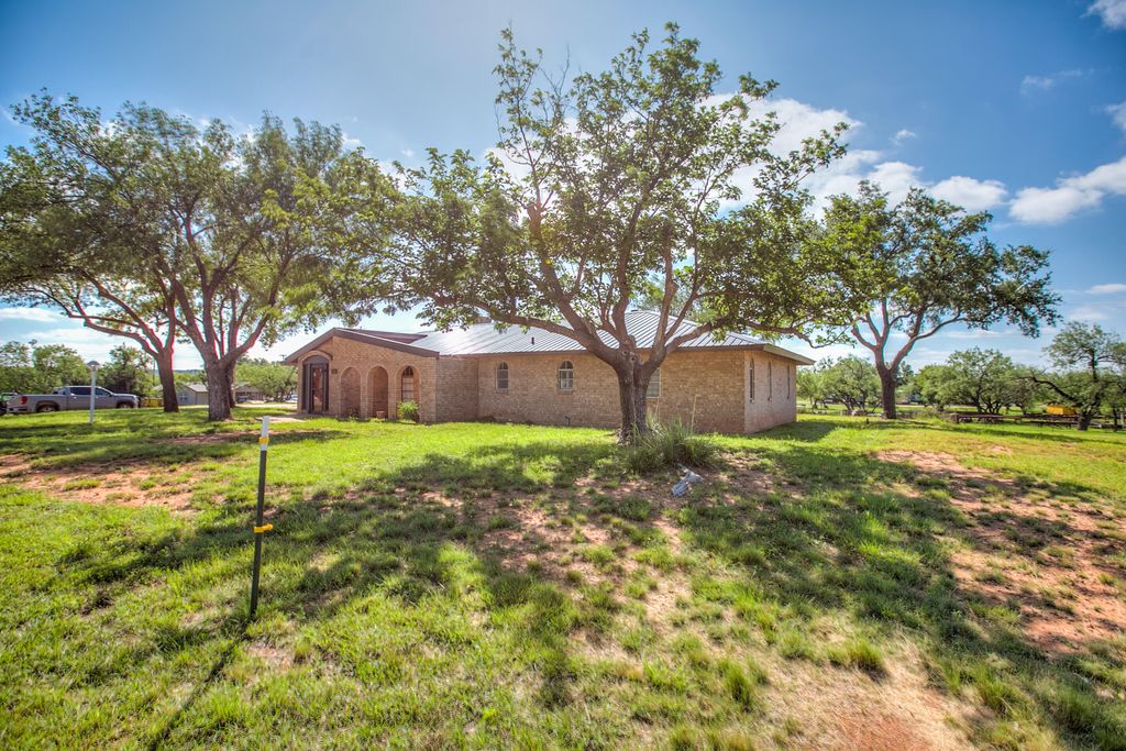 Image 2 of property listing at 207 Briarwood Drive, Bronte, TX 76933