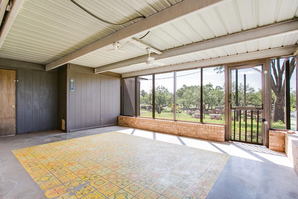 Image 30 of property listing at 207 Briarwood Drive, Bronte, TX 76933