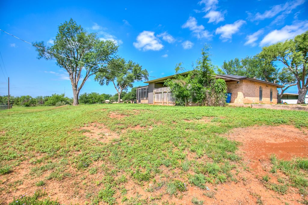 Image 32 of property listing at 207 Briarwood Drive, Bronte, TX 76933