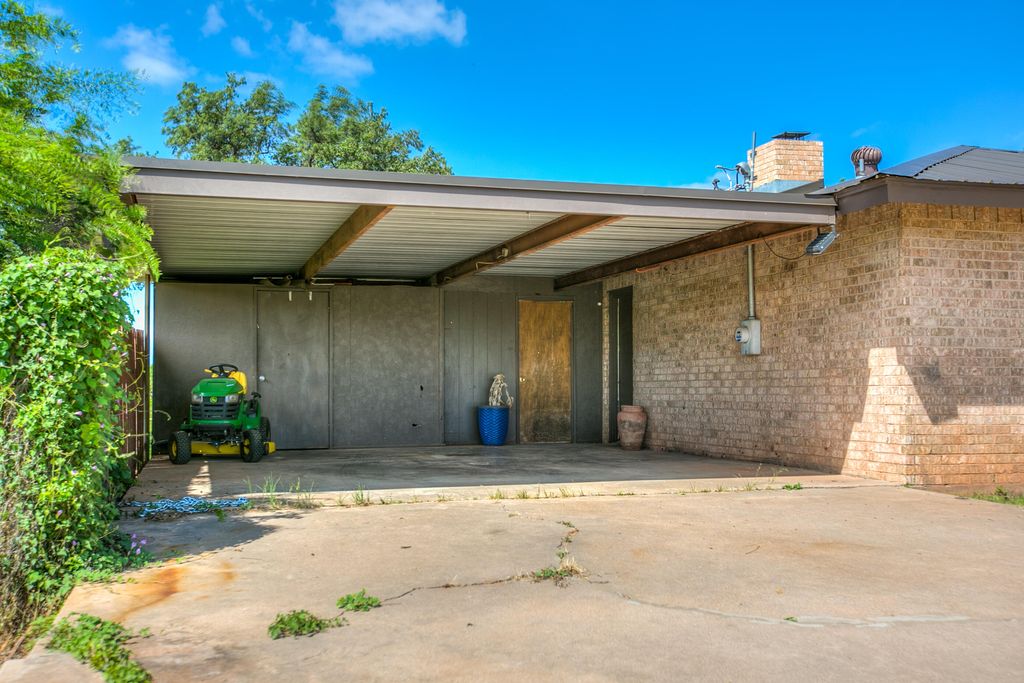 Image 33 of property listing at 207 Briarwood Drive, Bronte, TX 76933