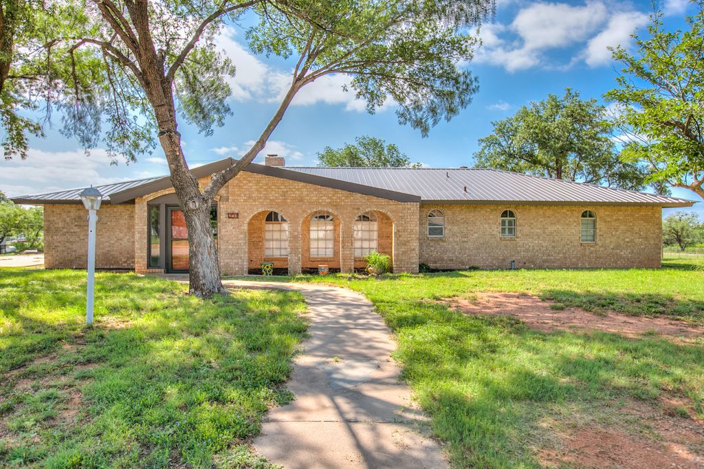 Image 4 of property listing at 207 Briarwood Drive, Bronte, TX 76933