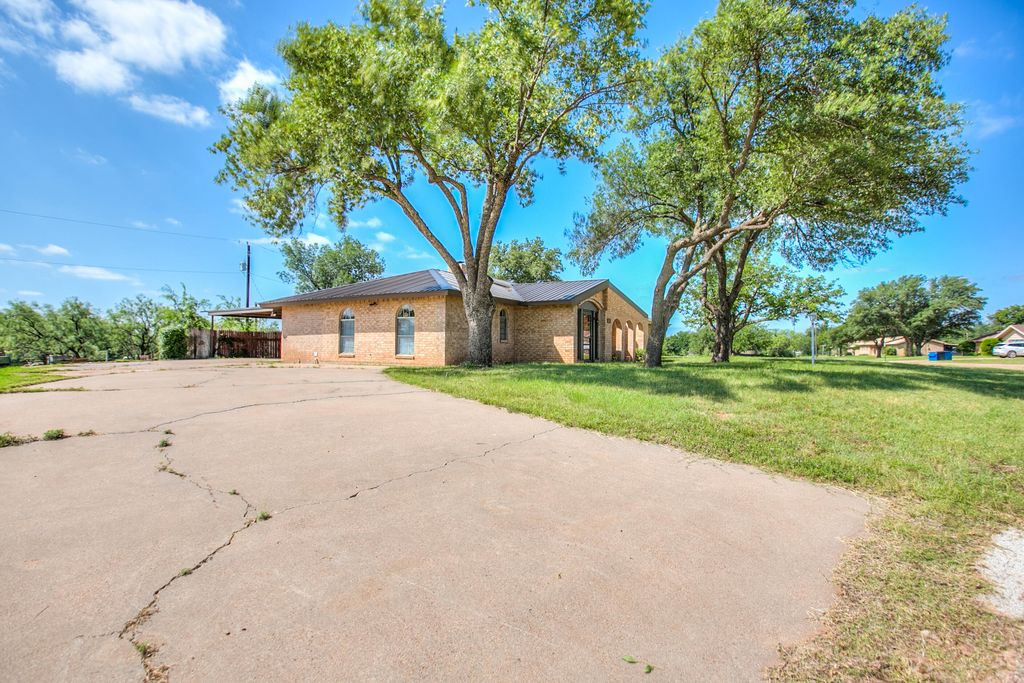 Image 5 of property listing at 207 Briarwood Drive, Bronte, TX 76933