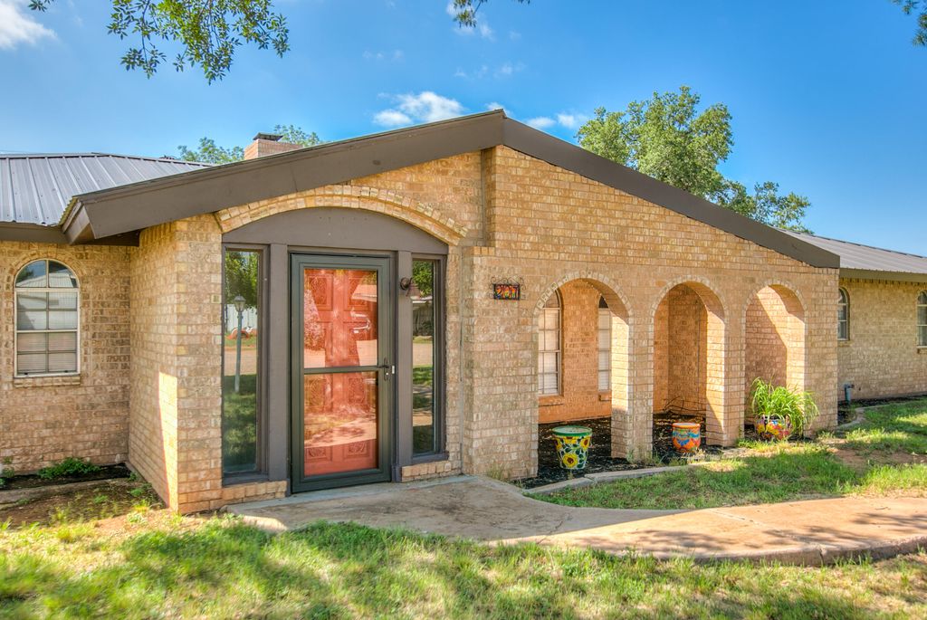Image 6 of property listing at 207 Briarwood Drive, Bronte, TX 76933