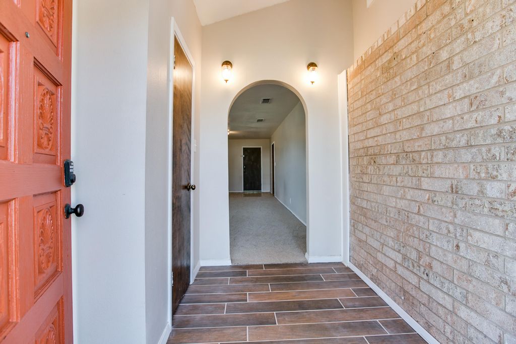 Image 7 of property listing at 207 Briarwood Drive, Bronte, TX 76933