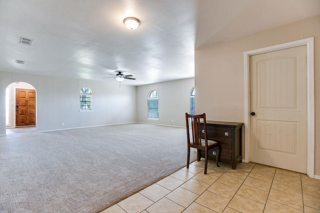 Image 9 of property listing at 207 Briarwood Drive, Bronte, TX 76933