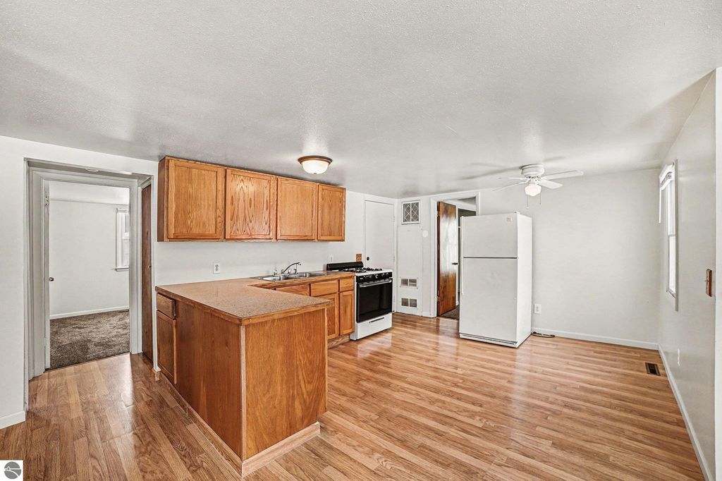 Image 6 of property listing at 2162 3rd Street, Mt Pleasant, MI 48858