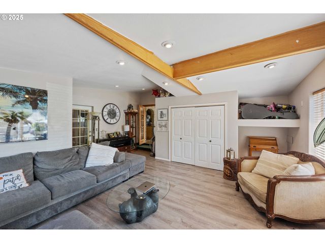 760 OCONNELL St, North Bend, OR 97459