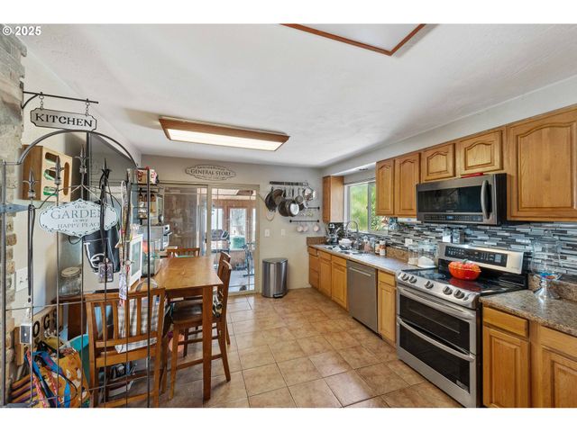 760 OCONNELL St, North Bend, OR 97459