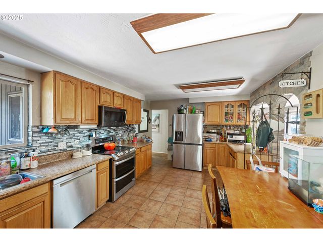 760 OCONNELL St, North Bend, OR 97459