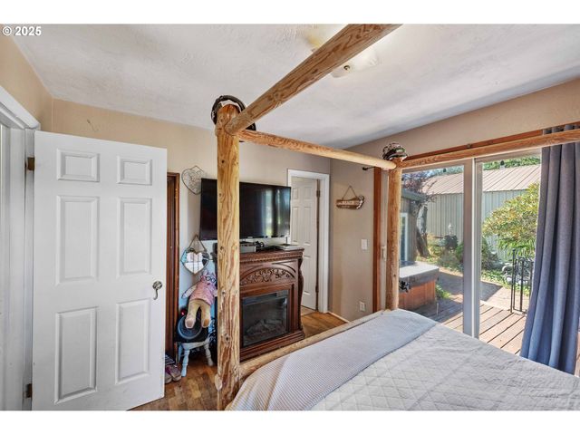 760 OCONNELL St, North Bend, OR 97459