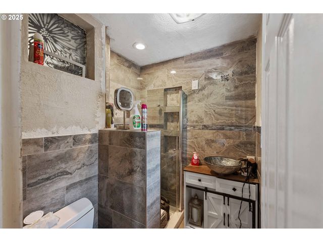 760 OCONNELL St, North Bend, OR 97459