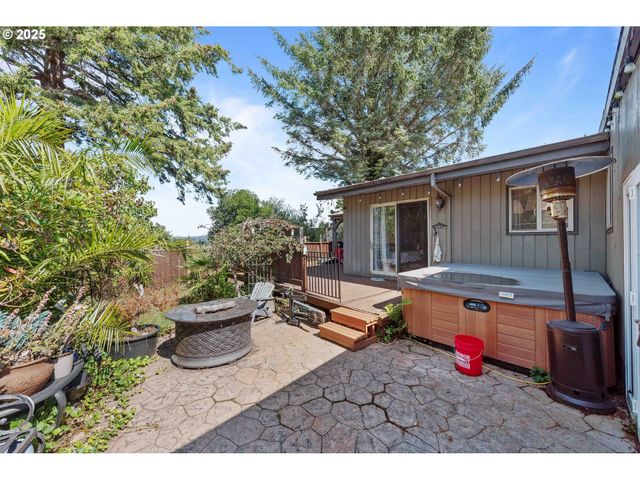 760 OCONNELL St, North Bend, OR 97459