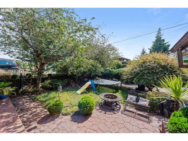 760 OCONNELL St, North Bend, OR 97459