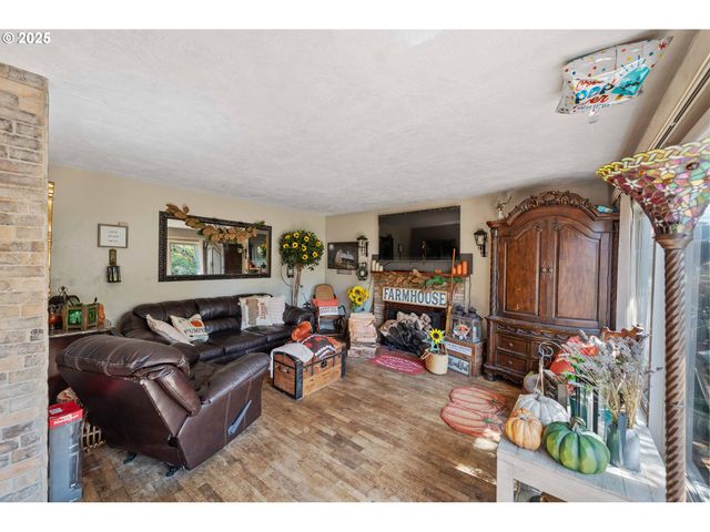 760 OCONNELL St, North Bend, OR 97459