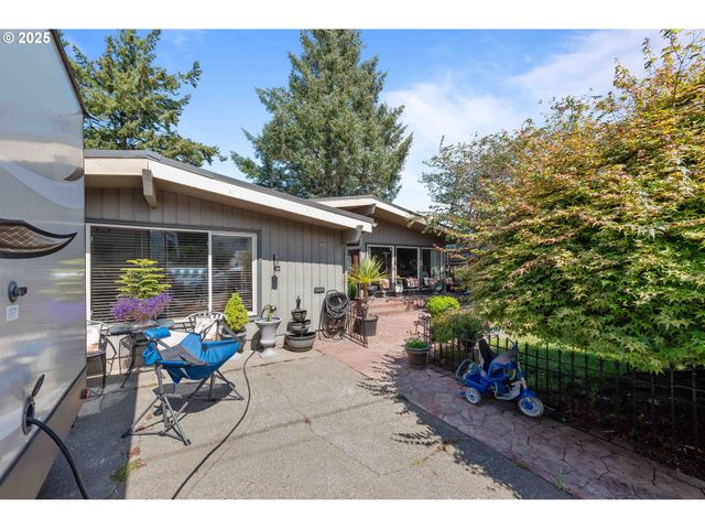 760 OCONNELL St, North Bend, OR 97459