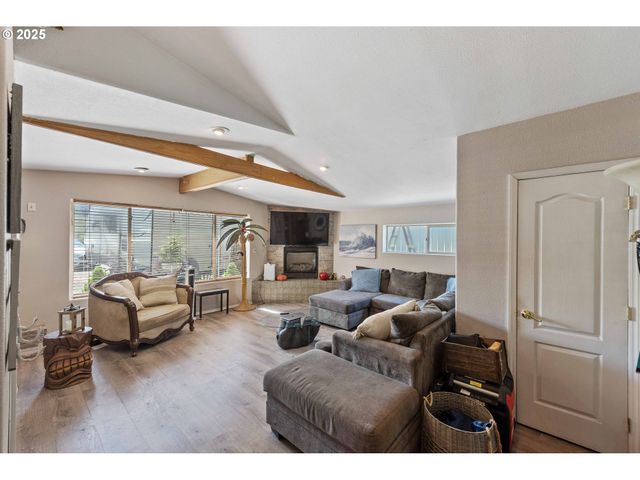 760 OCONNELL St, North Bend, OR 97459