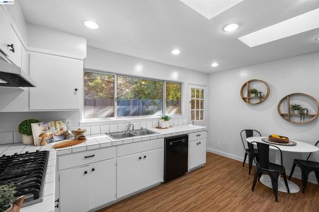 45 Sleepy Hollow Ln, Orinda, CA 94563