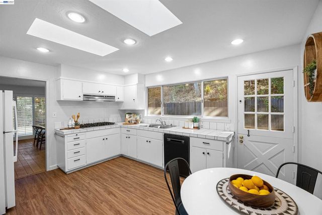 45 Sleepy Hollow Ln, Orinda, CA 94563