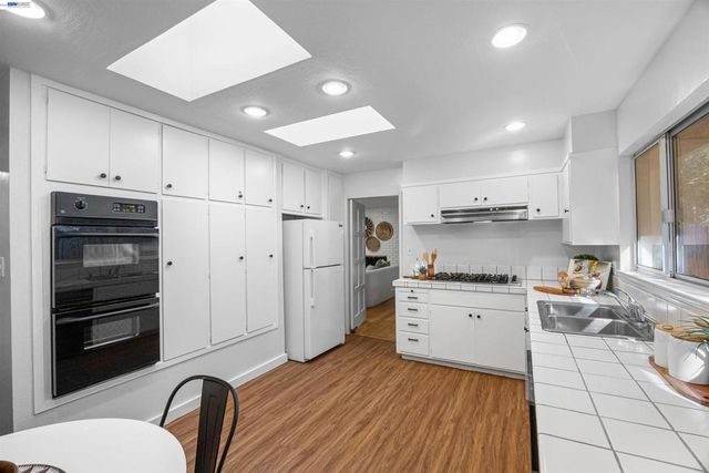 45 Sleepy Hollow Ln, Orinda, CA 94563