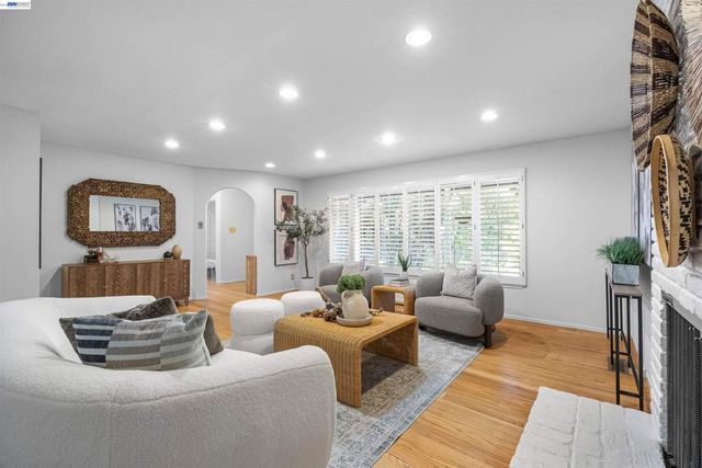 45 Sleepy Hollow Ln, Orinda, CA 94563