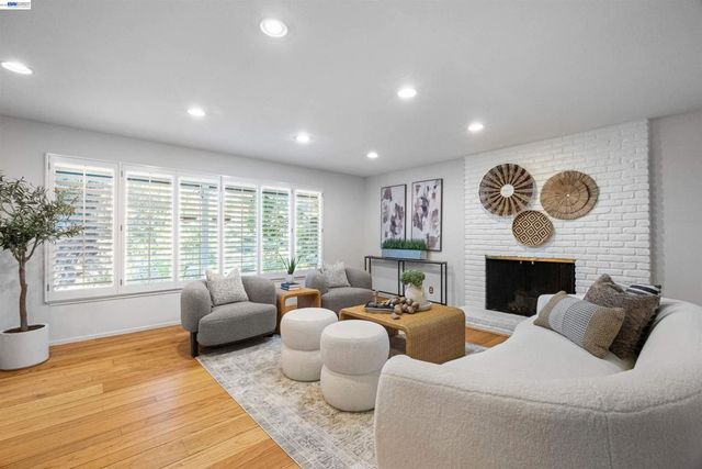 45 Sleepy Hollow Ln, Orinda, CA 94563