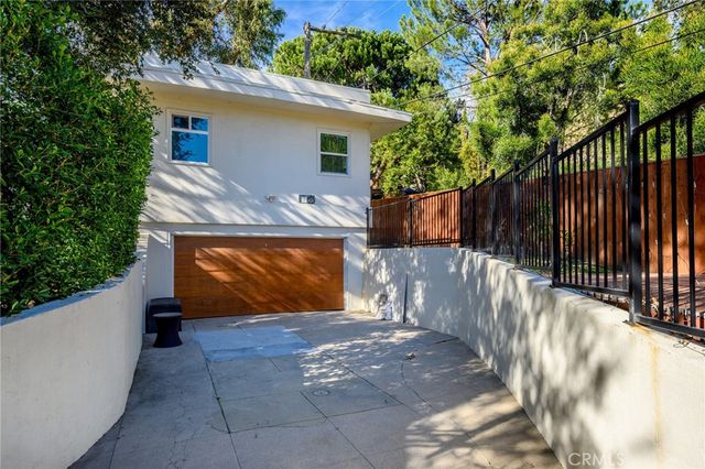 2065 E Altadena, Altadena, CA 91001