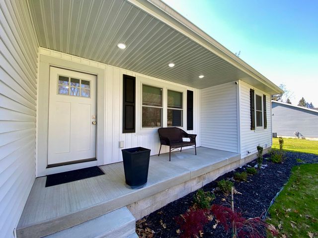 3673 Waalkes Street, Norton Shores, MI 49444
