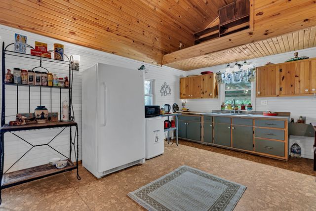 3519 Owl Hollow Rd, Linden, TN 37096