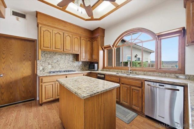 10015 El Capitan Real Rd, El Cajon, CA 92021