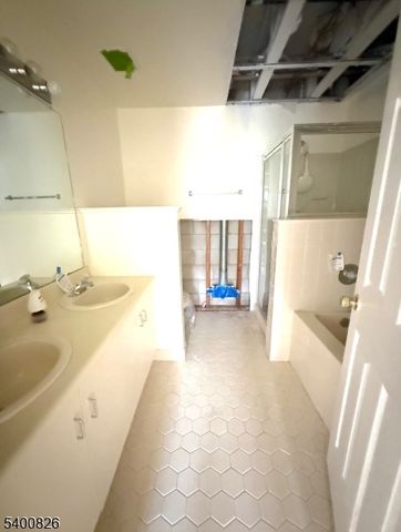 32 Columbus Dr, Franklin Twp., NJ 08823