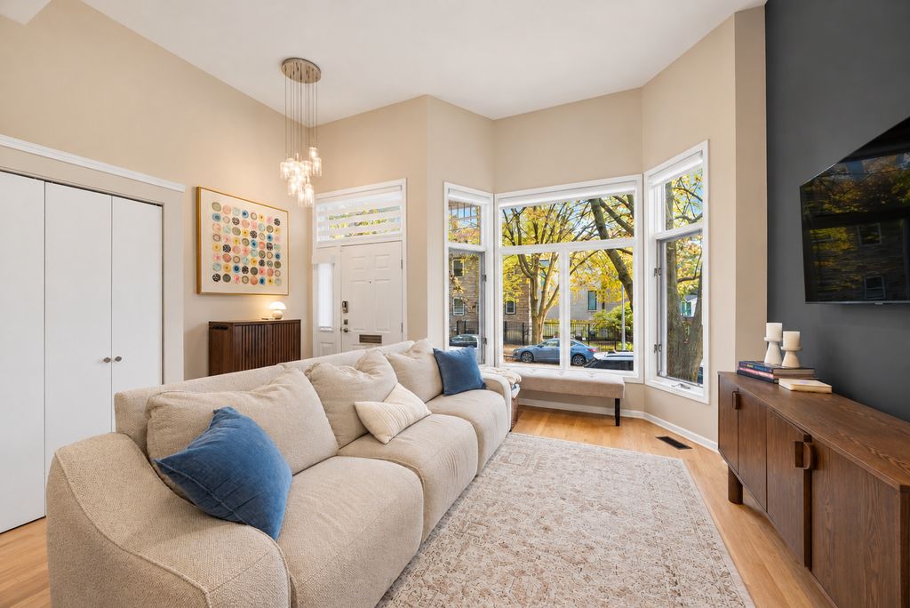 3041 N LAKEWOOD Avenue, Chicago, IL 60657 — photo 3