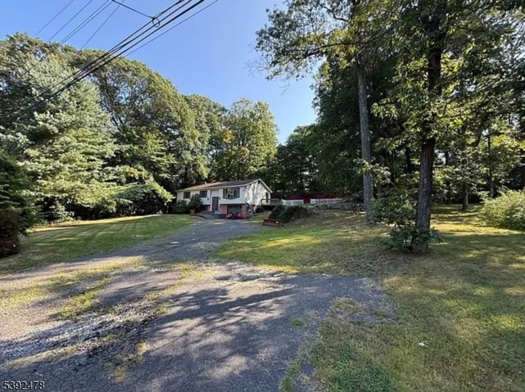 8 Abbott Dr, Jefferson Twp., NJ 07849