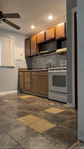 8094 Oak Street, Taylor, MI 48180