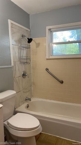 8094 Oak Street, Taylor, MI 48180