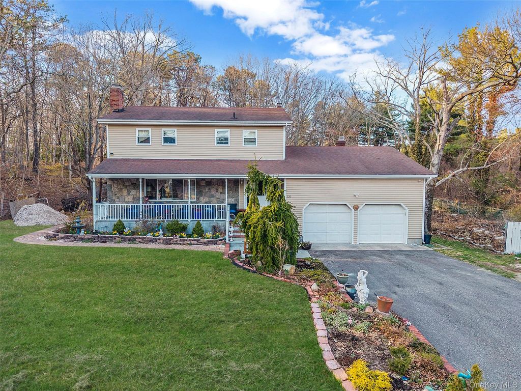 231 W Woodside Avenue, Patchogue, NY 11772