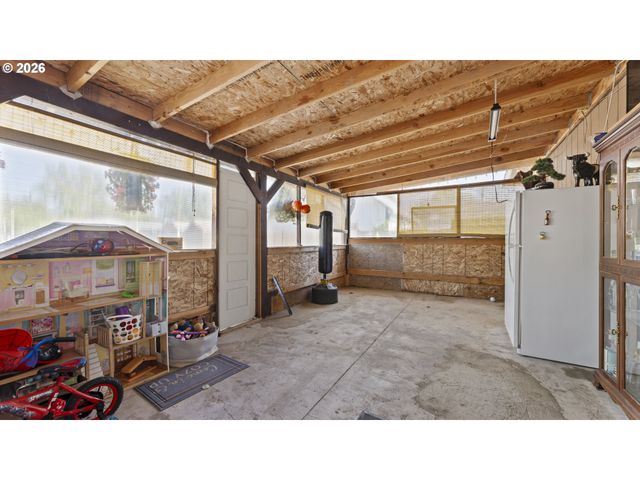 1977 ECHO HOLLOW Rd, Eugene, OR 97402