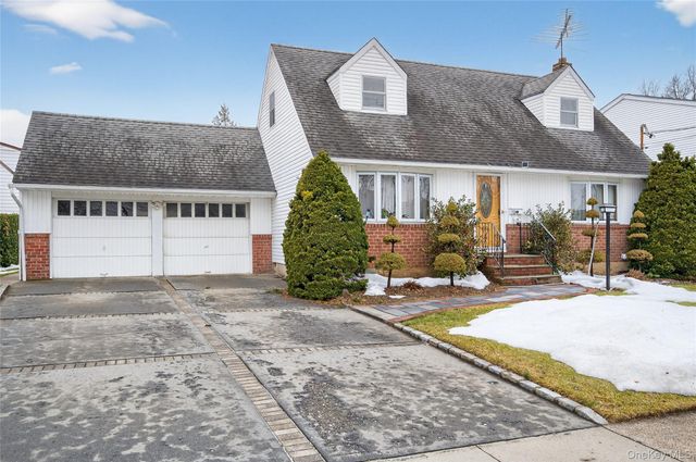 112 Wentworth Avenue, Albertson, NY 11507