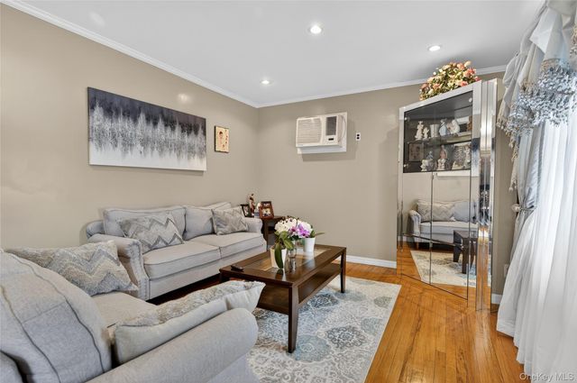 112 Wentworth Avenue, Albertson, NY 11507