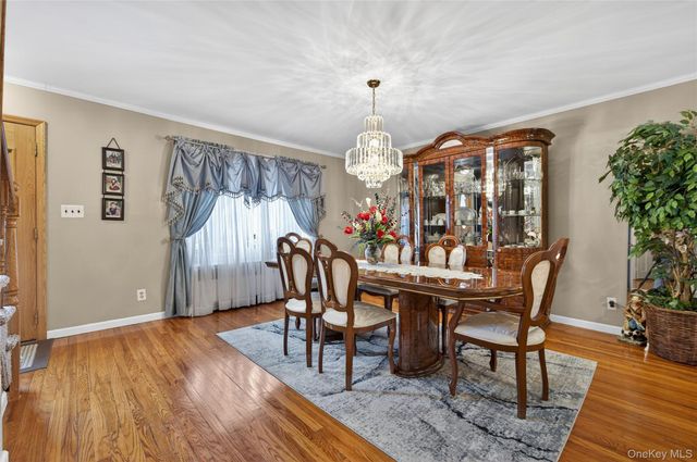 112 Wentworth Avenue, Albertson, NY 11507