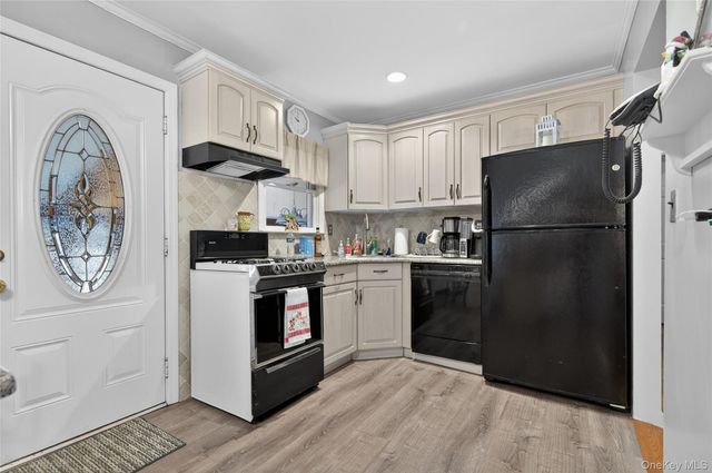 112 Wentworth Avenue, Albertson, NY 11507