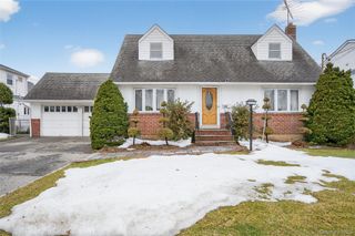112 Wentworth Avenue, Albertson, NY 11507