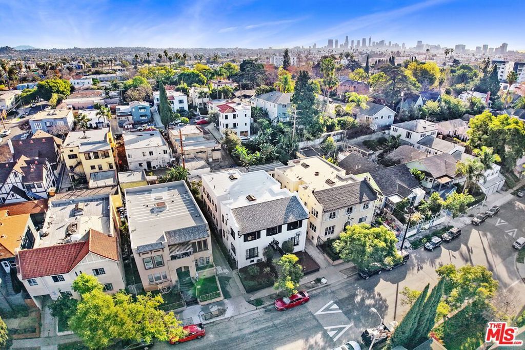 Image 10 of property listing at 852 N Oxford Avenue, Los Angeles, CA 90029