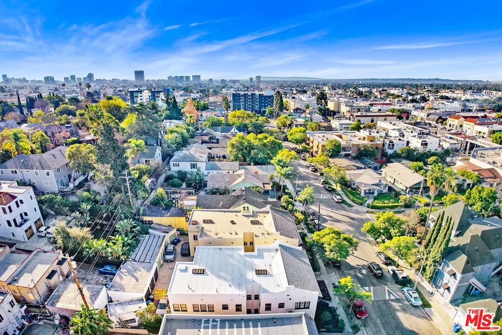 Image 11 of property listing at 852 N Oxford Avenue, Los Angeles, CA 90029