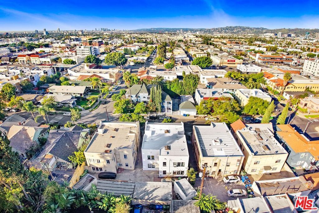 Image 13 of property listing at 852 N Oxford Avenue, Los Angeles, CA 90029