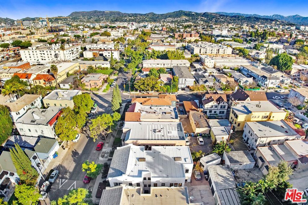 Image 15 of property listing at 852 N Oxford Avenue, Los Angeles, CA 90029