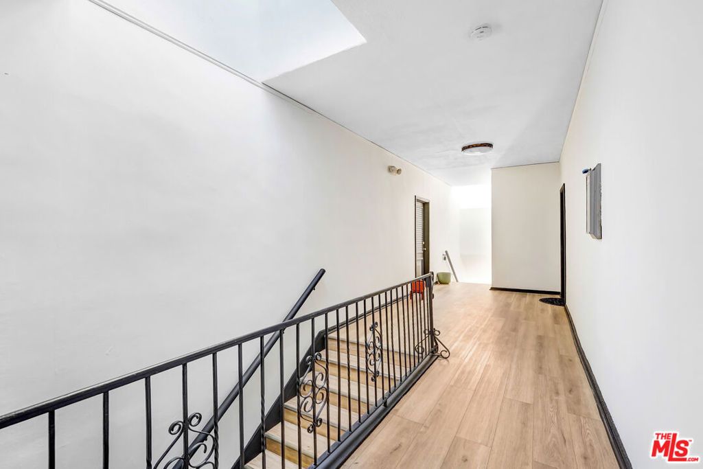 Image 19 of property listing at 852 N Oxford Avenue, Los Angeles, CA 90029